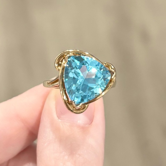 14K Large Swiss Blue Topaz 5 Carat Trillion vintage style solid yellow gold ring - Picture 7 of 13